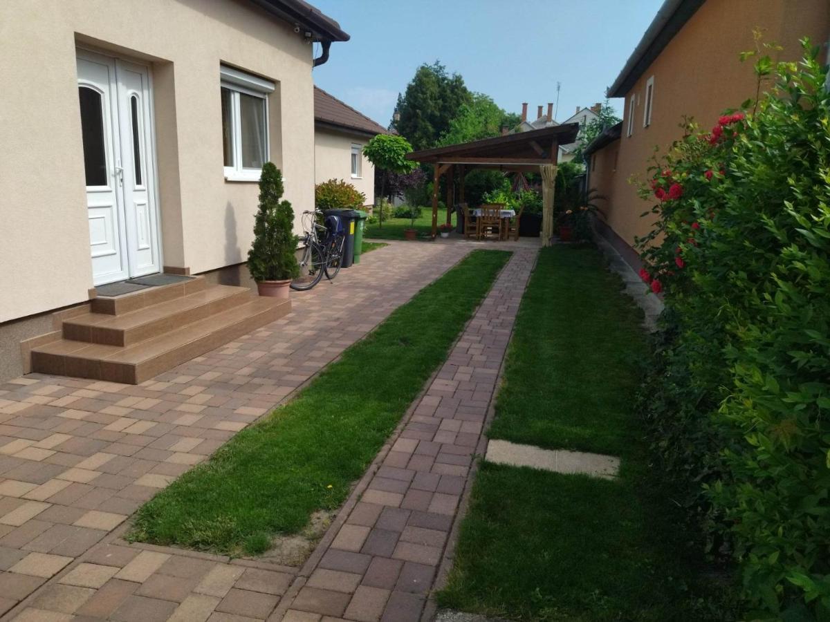 Апартаменты Kurucz Vendeghaz Хайдусобосло Экстерьер фото